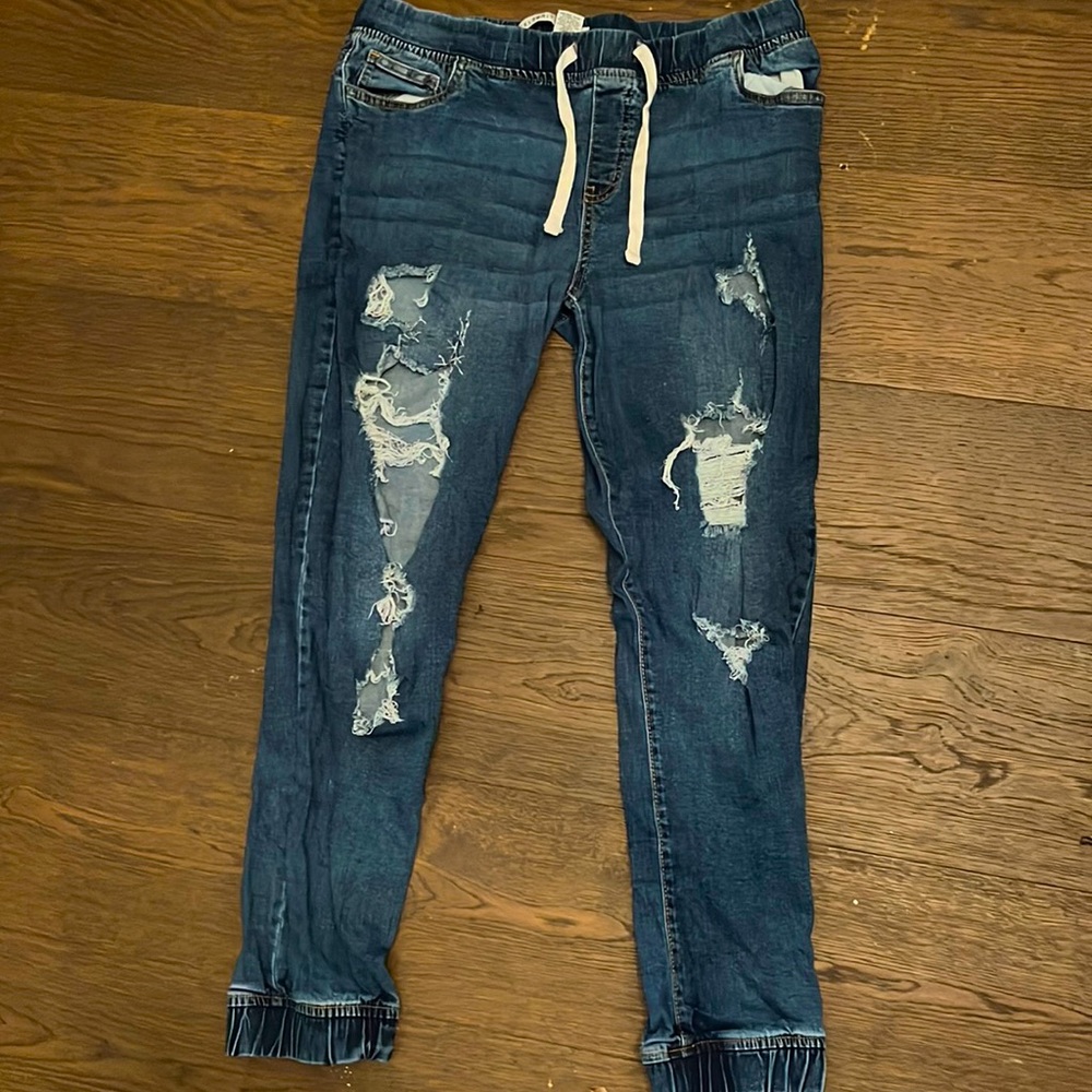 Ripped skinny jeans, super fitting and comfy